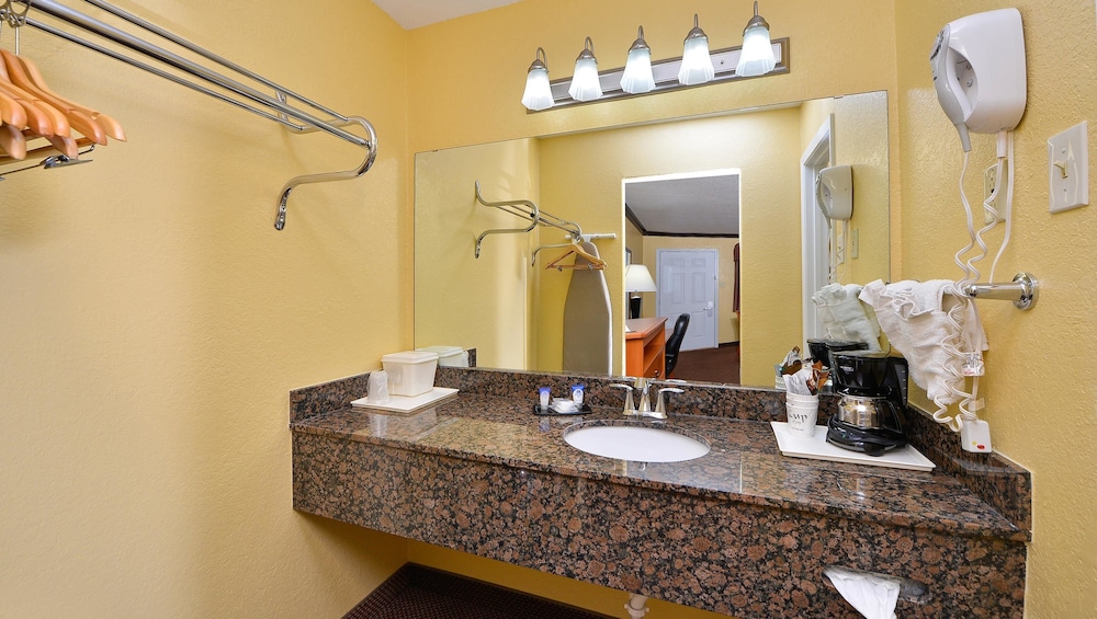 Xecutive Inn and Suites - photo 12