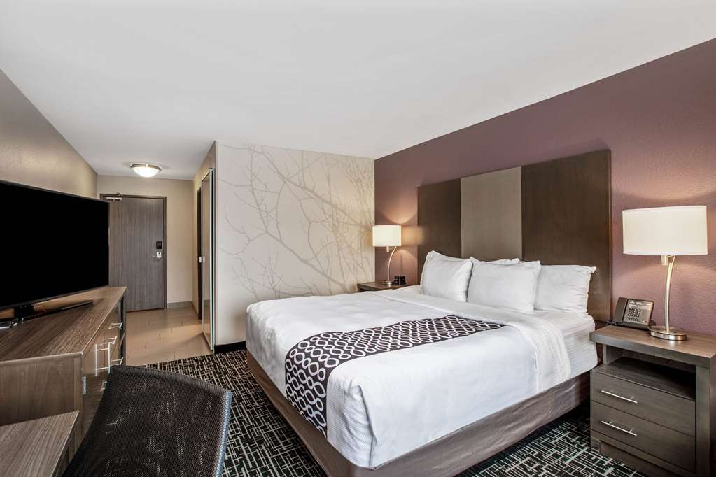 La Quinta Inn & Suites by Wyndham Fayetteville - photo 14