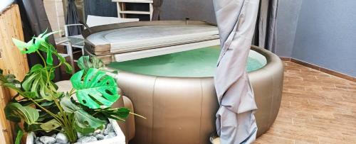Beach Suite Israel Private Jacuzzi Garden Suite & Gym 3 Min Walk To Beach ביץ סוייט ישראל ג'קוזי פרטי בגינה 3 דקות הליכה לים וחדר כושר — 4-Star Luxury Hotel in Ashkelon, Israel