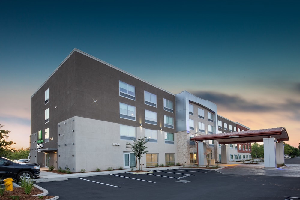 Holiday Inn Express & Suites Chico by IHG - photo 48