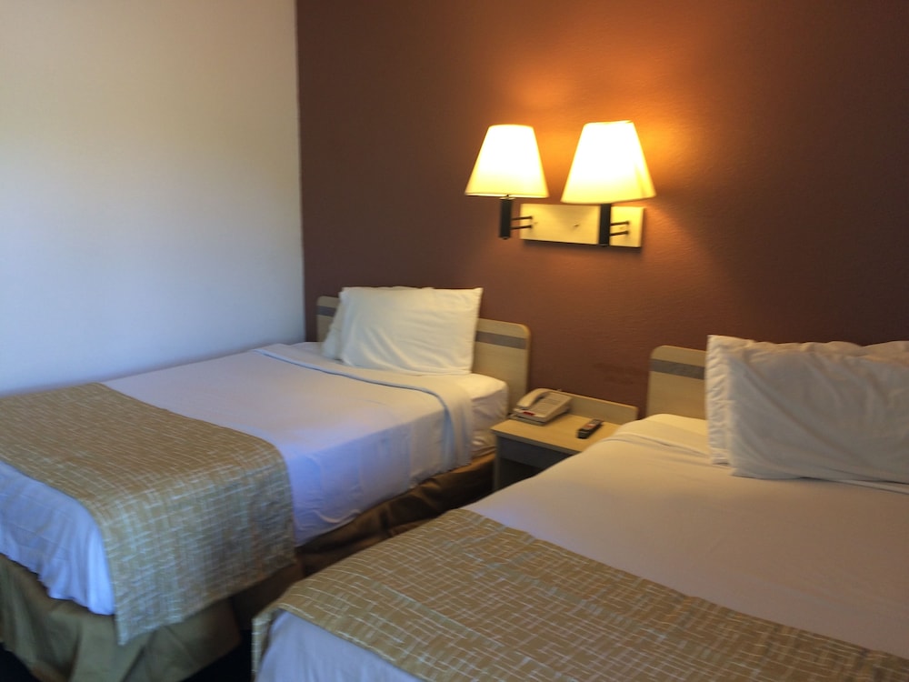 Travelodge by Wyndham Raton - photo 2