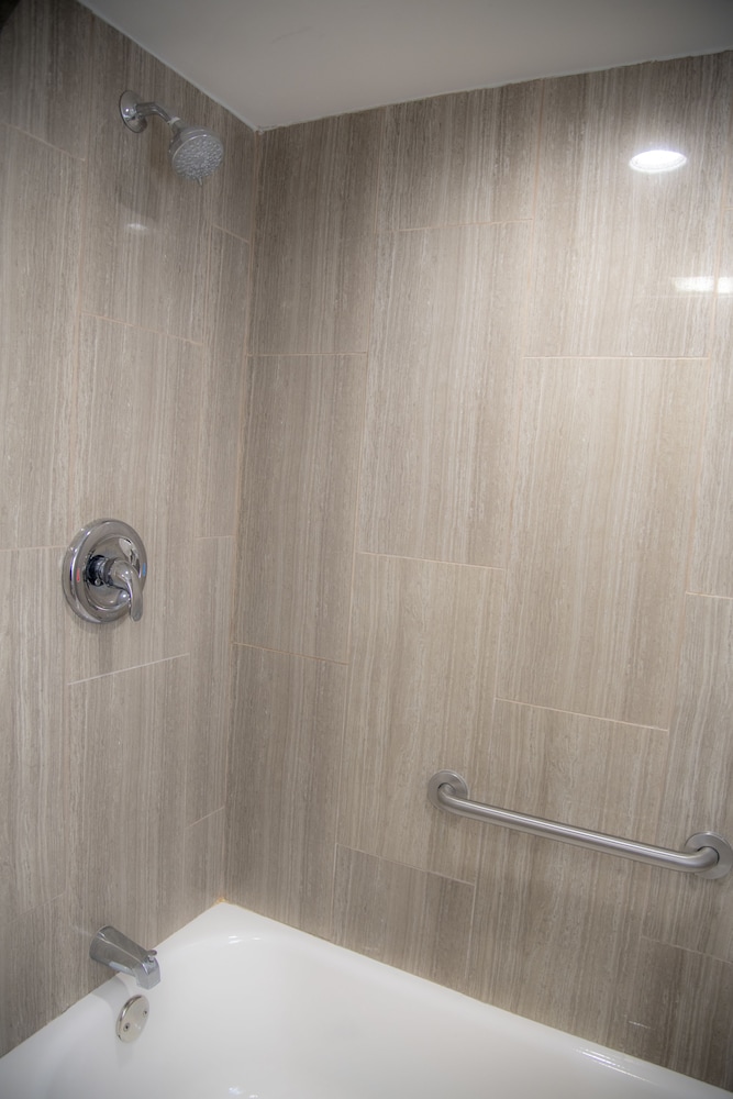 Howard Johnson Hotel & Suites by Wyndham Allentown Dorney - photo 31