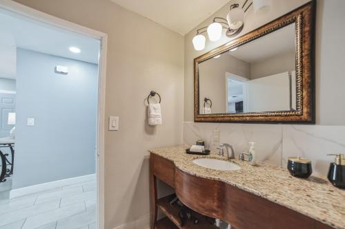 Las Vegas 5 Mins From The Strip 4 Bedroom Home by RedAwning