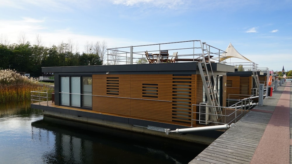 Hausboot Harmonie — 4-Star Luxury Hotel in Bitterfeld-Wolfen, Germany