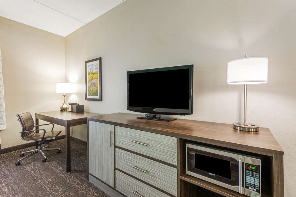 La Quinta Inn & Suites by Wyndham Jamestown - photo 20