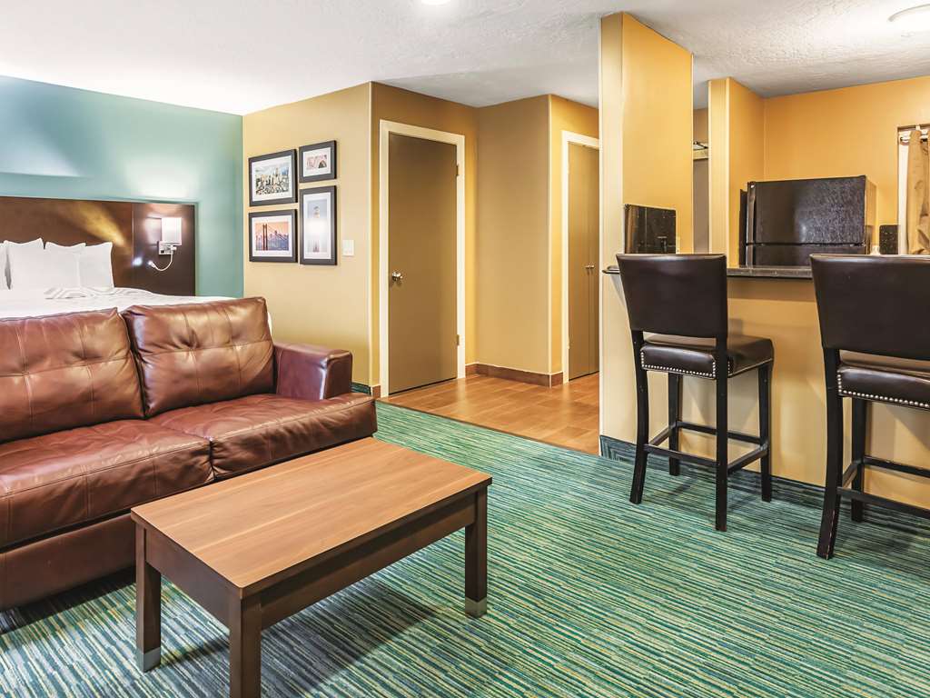 La Quinta Inn & Suites by Wyndham San Francisco Airport West - photo 19