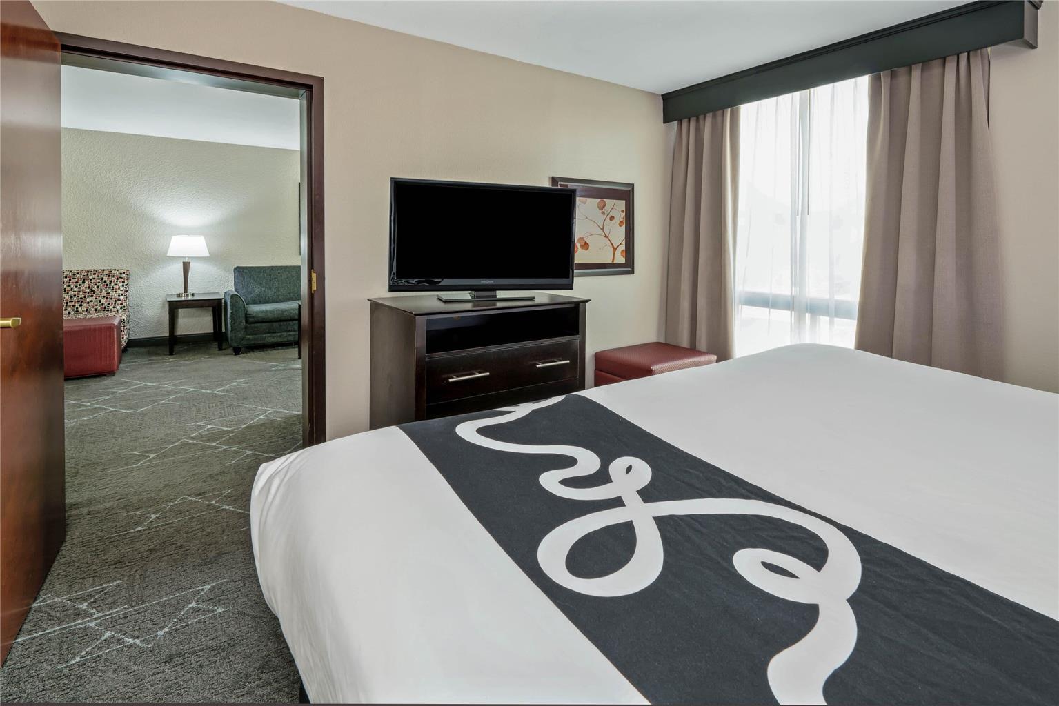 La Quinta Inn & Suites by Wyndham Dallas I 35 Walnut Hill Ln - photo 17