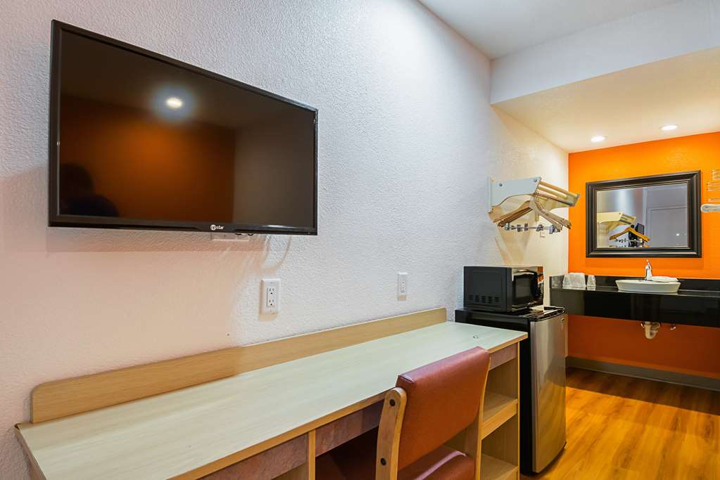 Motel 6 Lost Hills CA - photo 18