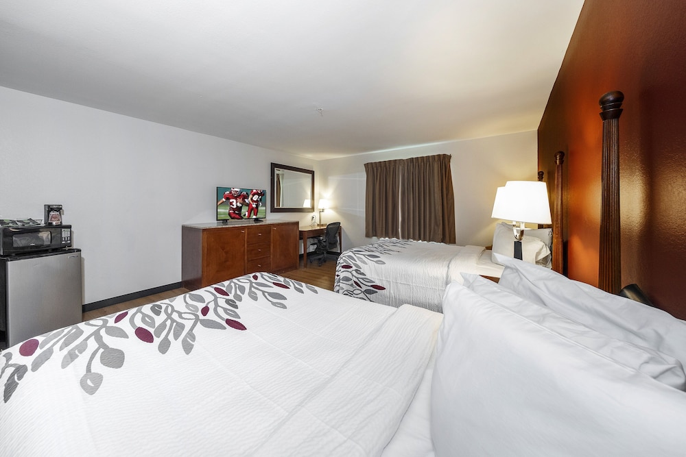 Red Roof Inn & Suites Biloxi Ocean Springs - photo 20