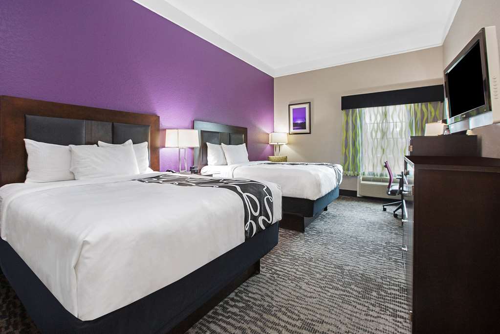 La Quinta Inn & Suites by Wyndham Pearland Houston South - photo 19