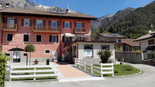 Ledro Lake Suites — hotel in Pieve Di Ledro