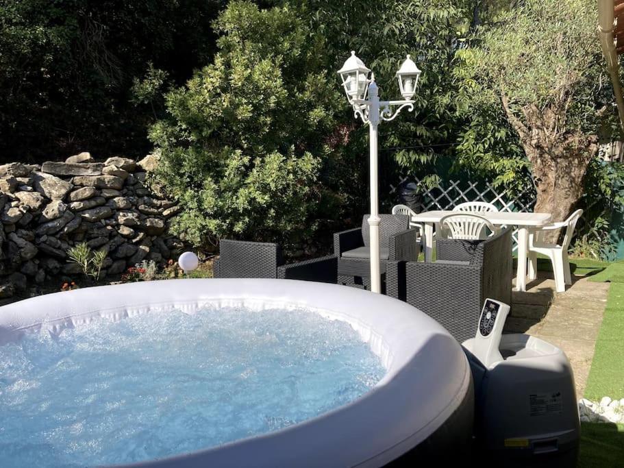 Charmant Logement Avec Jardin Privatif a la Campagne in Le Beausset, France
