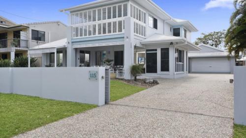 Stunning Waterfront Home with pool Sylvan Beach Esp Bellara — 4-Star Luxury Hotel in Bellara, Australia