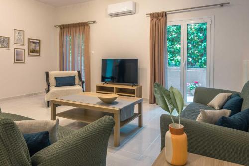 Coastal Getaway: Roomy Beachside Apartment — 4-Star Luxury Hotel in Nea Makri, Greece