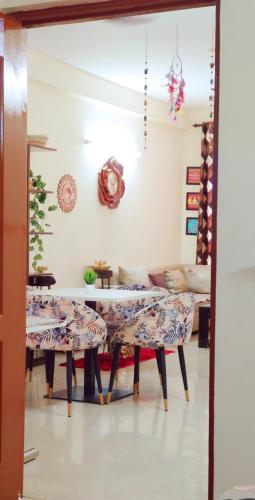 Exclusive Floor on Manali Expressway for Family