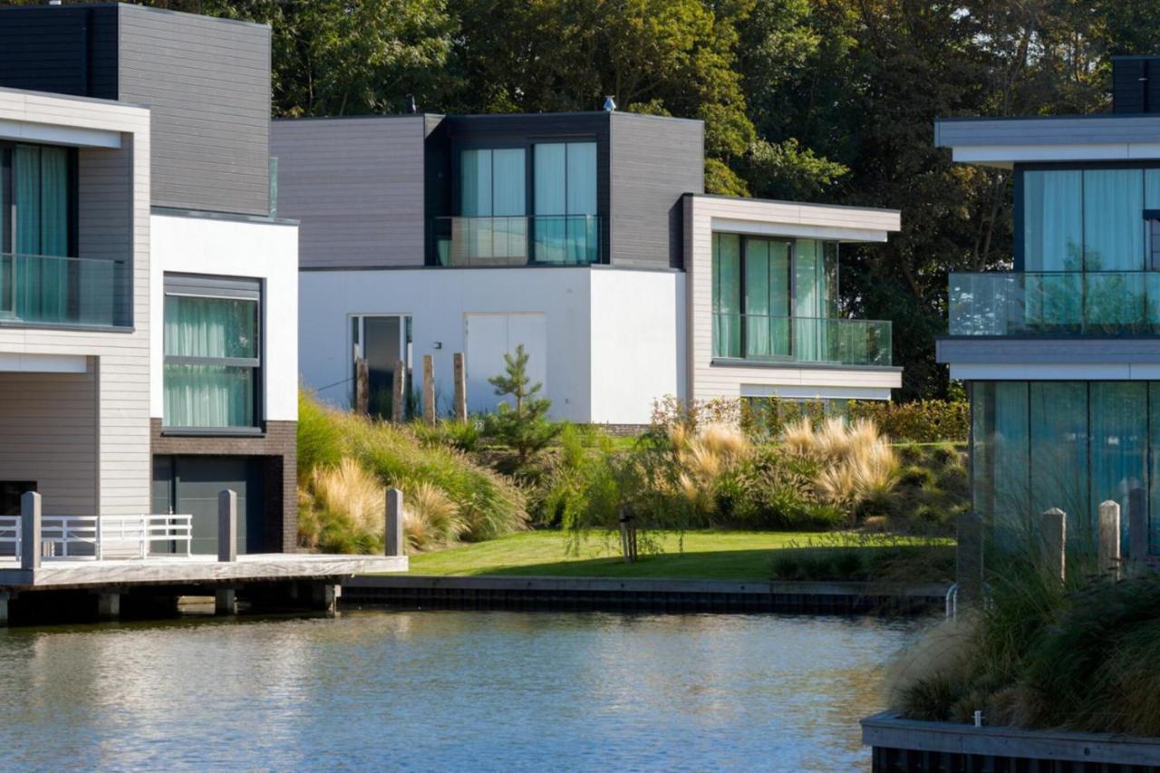 Lake House with dock at Lake Veere Zeeland — 4-Star Luxury Hotel in Arnemuiden, Netherlands
