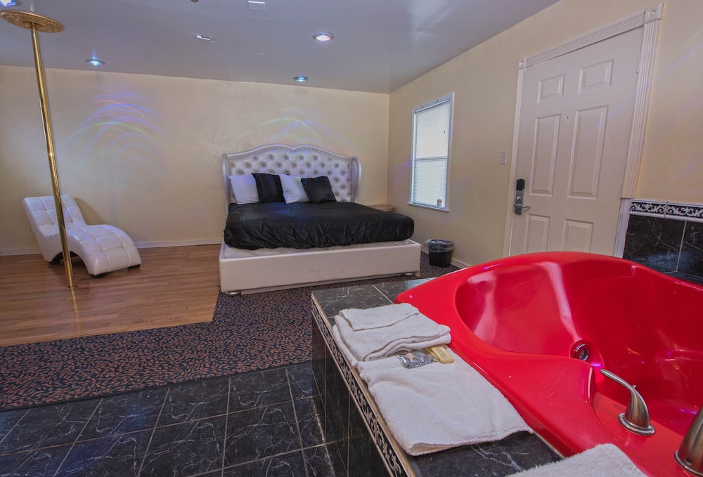 Presidential Inn & Suites - photo 27