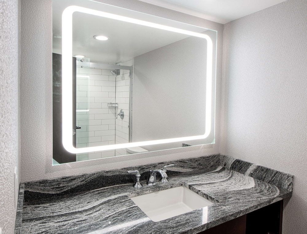DoubleTree by Hilton Newark Penn Station - photo 34
