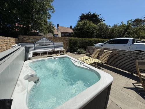 Broadstairs Apartments with luxurious 4 person communal hot tub sleeps up to 20 people — 4-Star Luxury Hotel in Broadstairs, United Kingdom