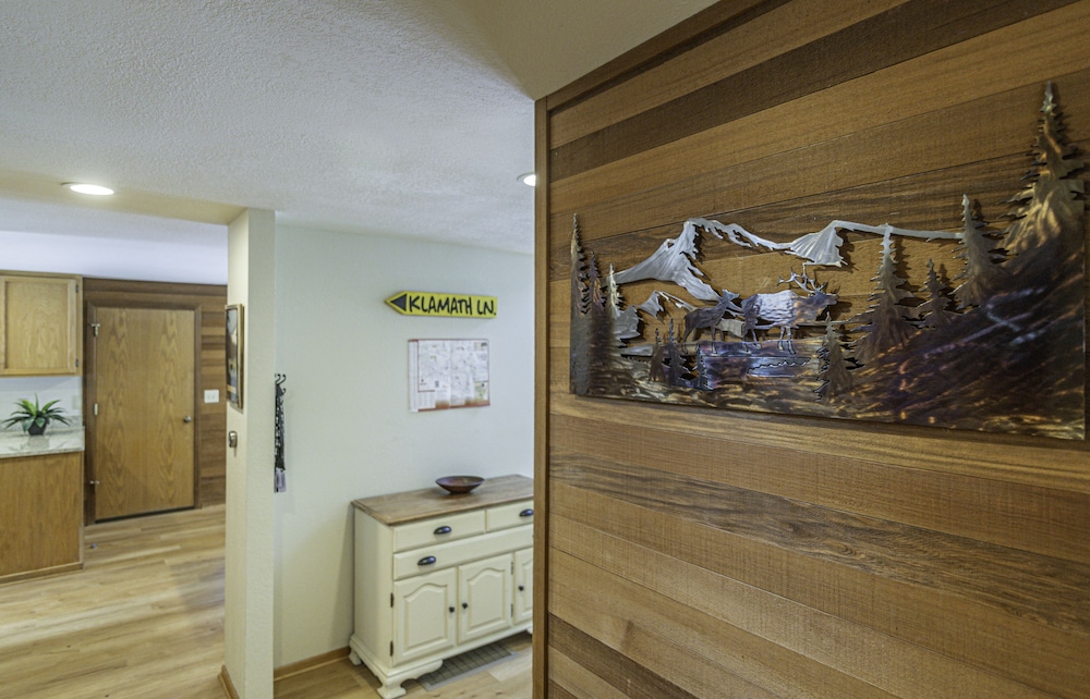 Klamath Unit 19 - carbon neutral hotel in Sunriver