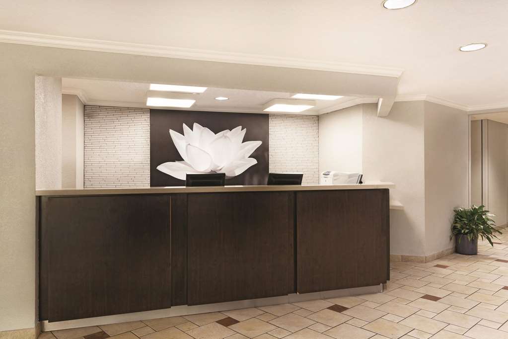 La Quinta Inn & Suites by Wyndham Miami Airport East - photo 10