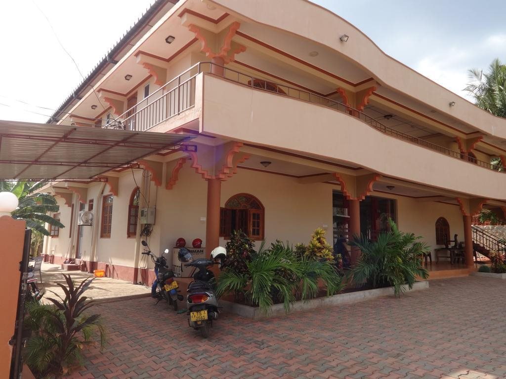 Motel Apple Five - carbon neutral hotel in Trincomalee