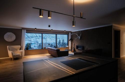Botnahlid Villa Mountain and Town views and outdoor Sauna