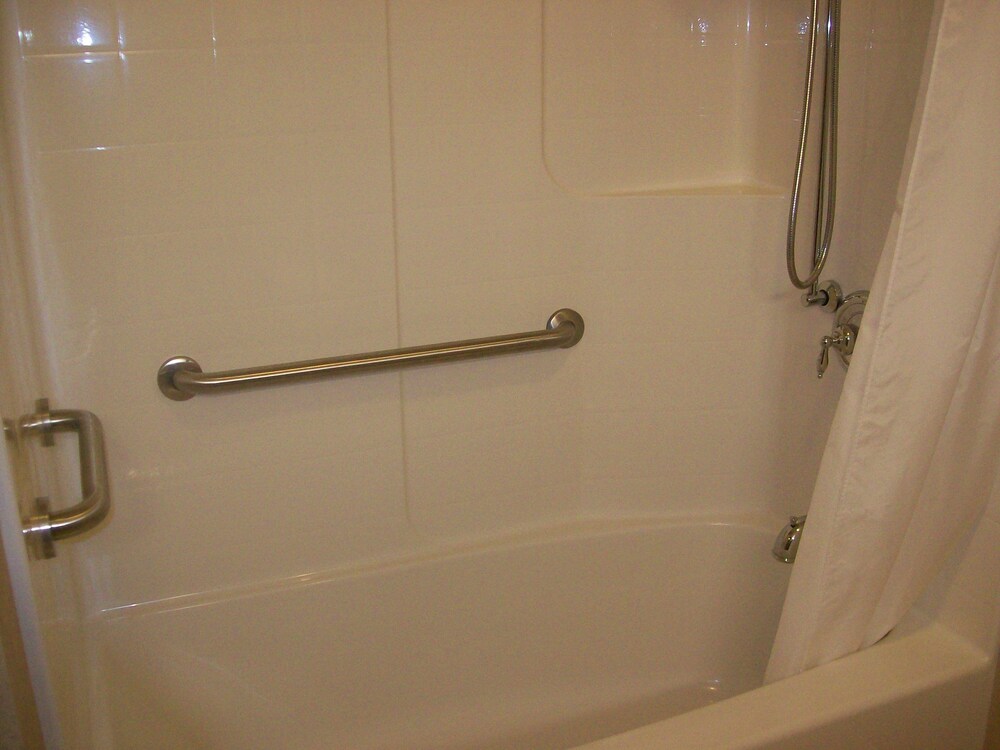 Paola Inn And Suites - photo 34