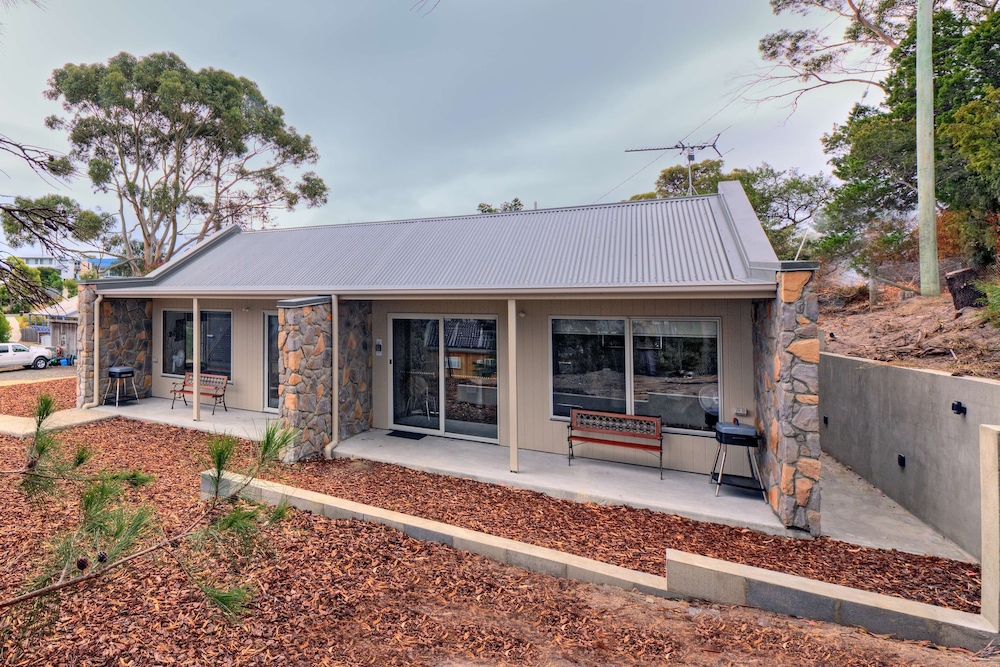 Freycinet Stone Studio 8 Sandstone — 4-Star Luxury Hotel in Coles Bay, Australia