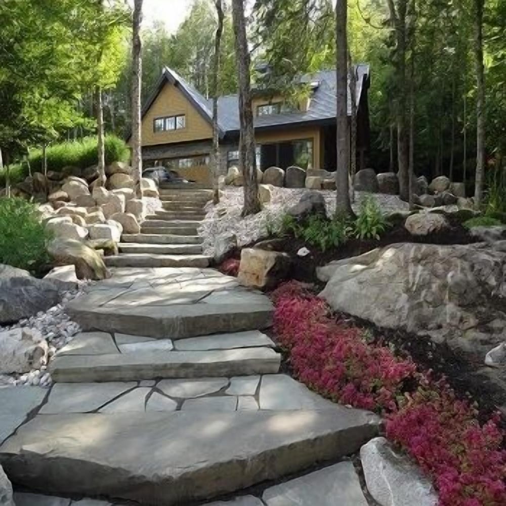 Gite du Grand Peintre Gordon Harrison — 4-Star Luxury Hotel in Mont-Tremblant, Canada