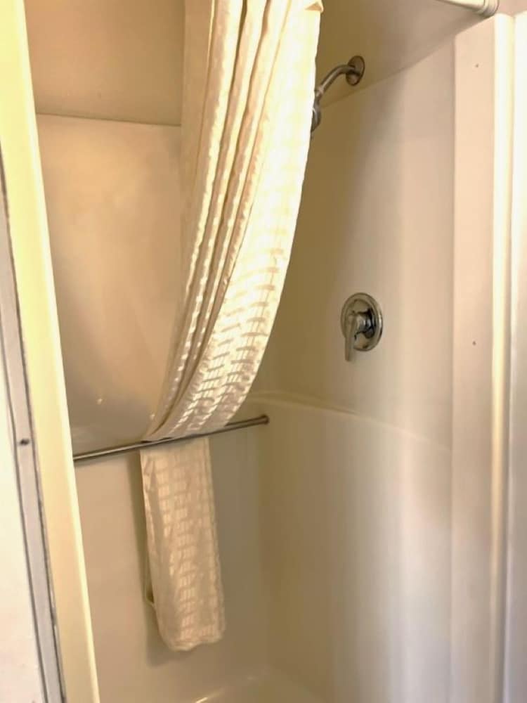 Hawkeye Motel - photo 21