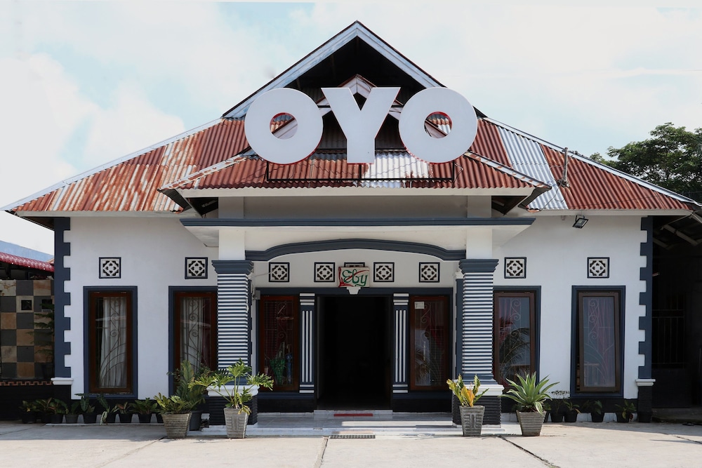 OYO 956 Penginapan Eby in Padang, Indonesia