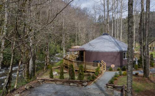 Tranquil Haven Luxy Yurt Creekside Glamping with Private Hot Tub — hotel in Topton