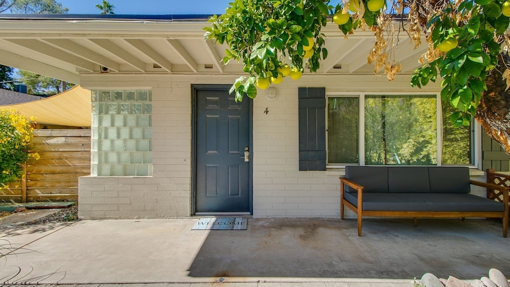 Bright & Cozy Mid Town Zen Yard Studio - photo 17