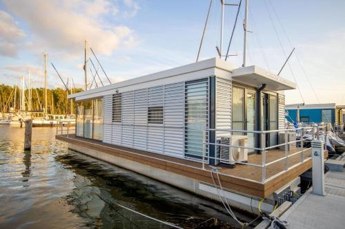 Hausboot Träumerei LP3 — hotel in Kroeslin