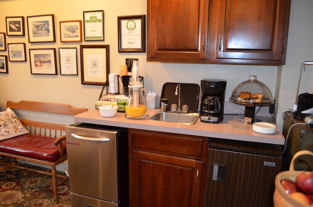 Maple Terrace Motel - photo 2