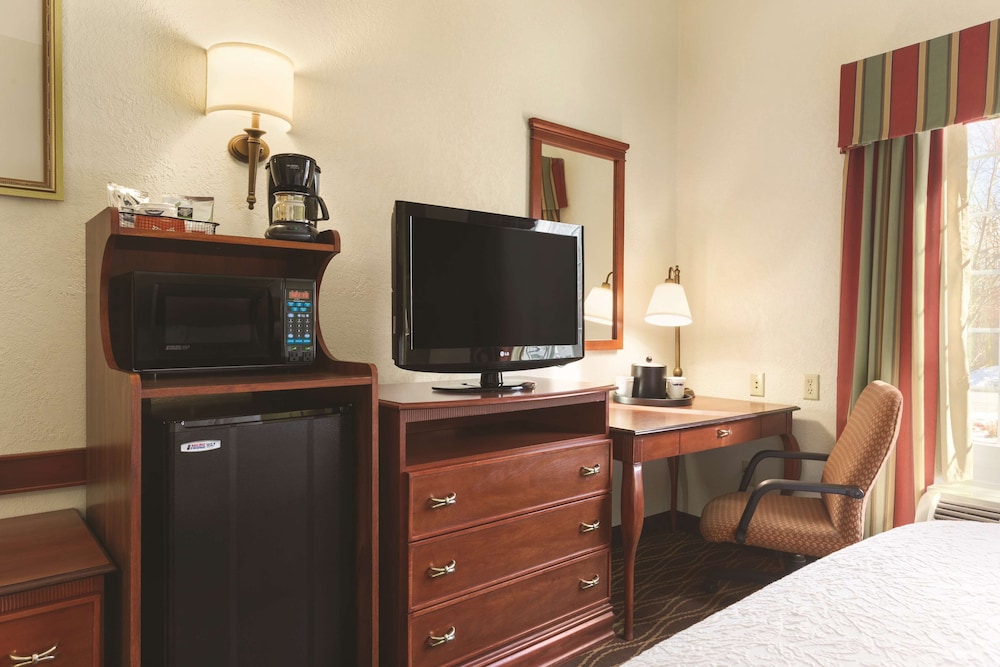 Hampton Inn & Suites Greenfield - photo 8