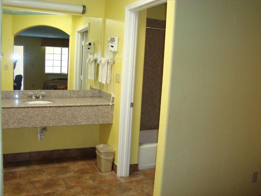 Winnquest Inn Near Ft. Sam Houston - photo 25