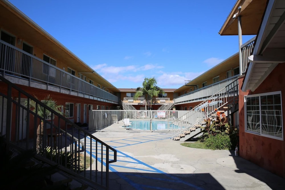 Chateau Inn and Suites - photo 32