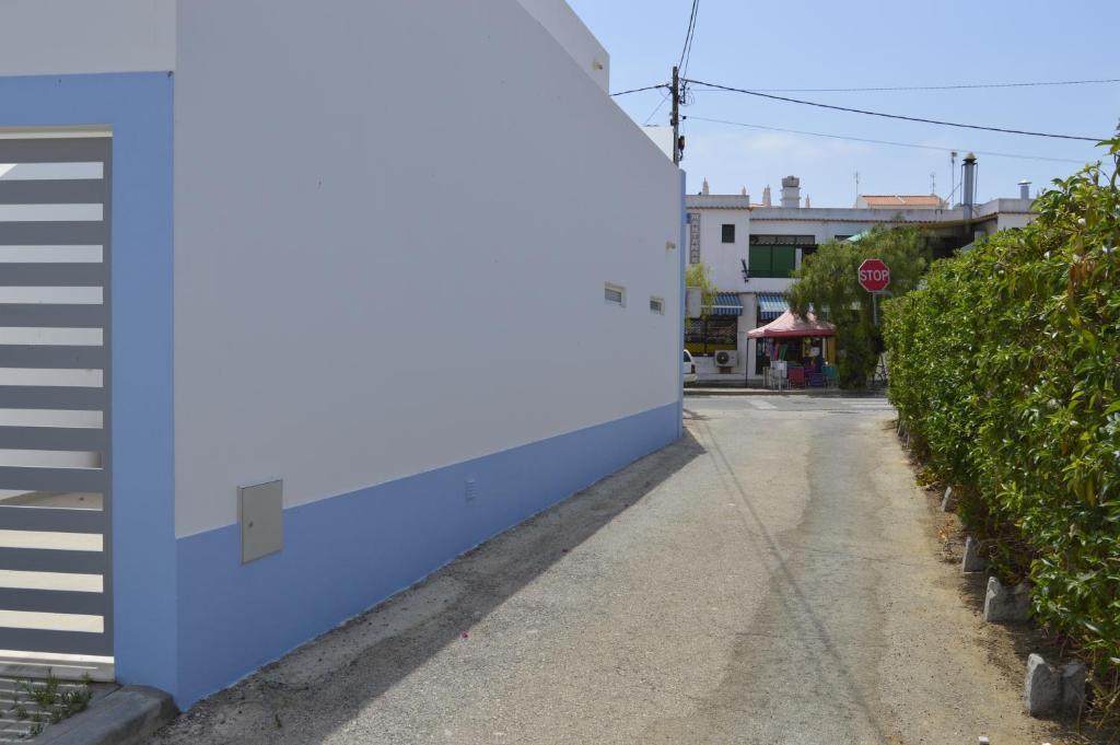 Moradia Nova E Completa A 350 Mtrs. Praia — hotel in Manta Rota