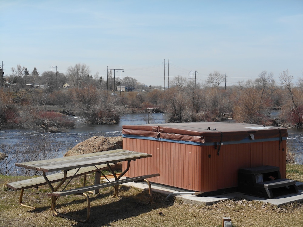 Henry's Fork Inn - photo 9
