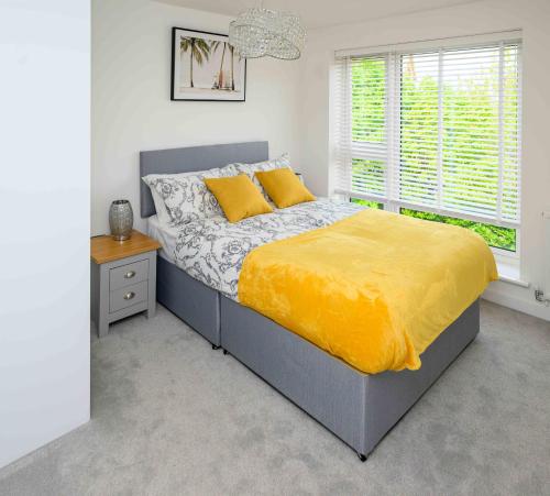 Cosy 5 Bedroom House With Parking — 4-Star Luxury Hotel in Chatham, United Kingdom
