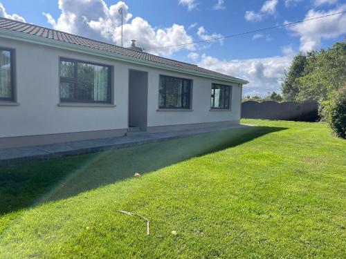 Beautiful Beach Side Bungalow — 4-Star Luxury Hotel in Gaillimh, Republic of Ireland