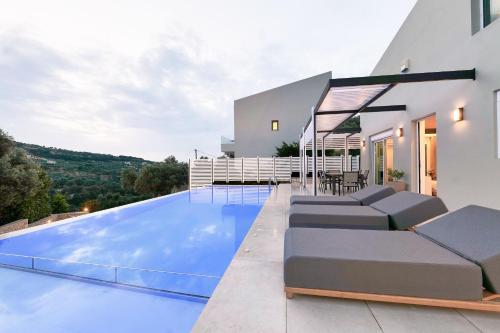 Moly Luxury Villa with Heated Private Pool — 4-Star Luxury Hotel in Agia Triada, Greece