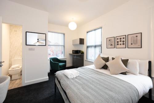 Private ensuite rooms with kitchen access by Irwell Stays - last minute hotel in Manchester