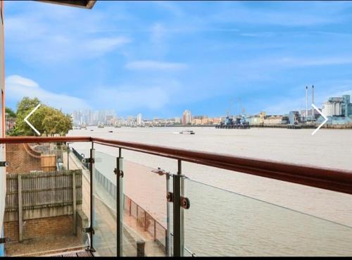 Amazing River view 2 bedroom apartment sleeps 6 balcony and parking — 4-Star Luxury Hotel in London, United Kingdom
