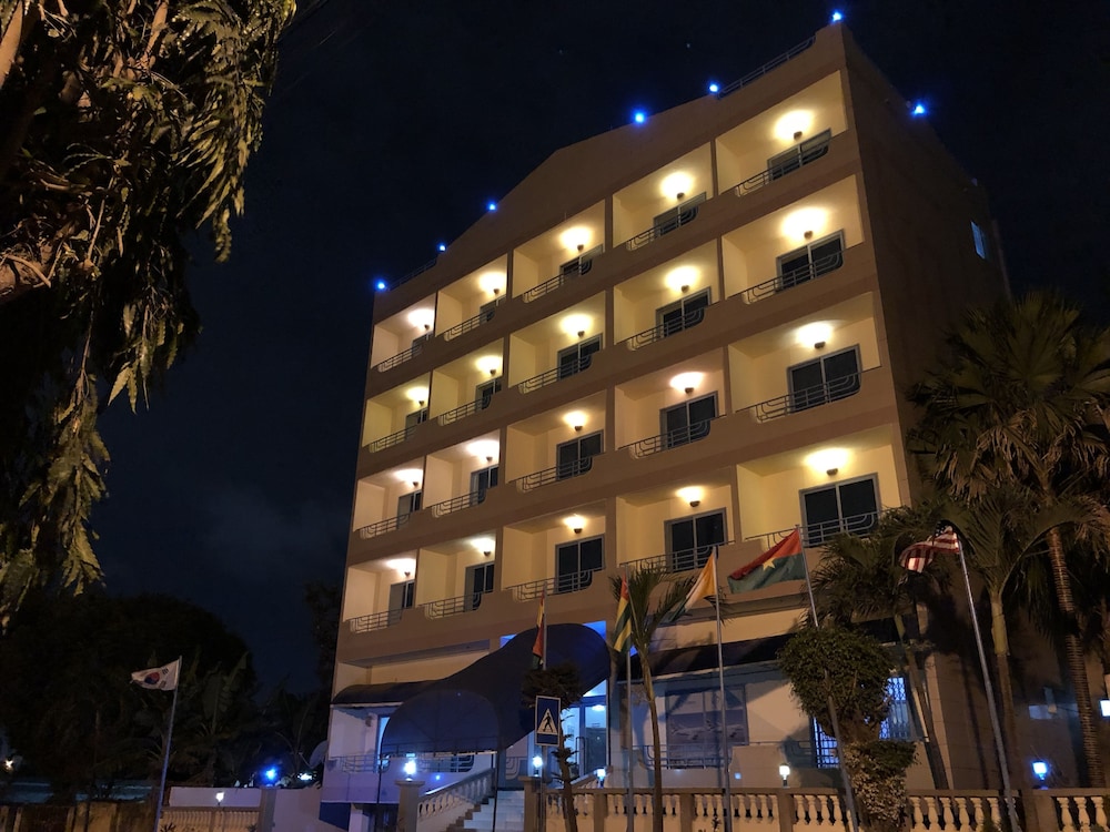 Maple Leaf Hotel - carbon neutral hotel in Accra