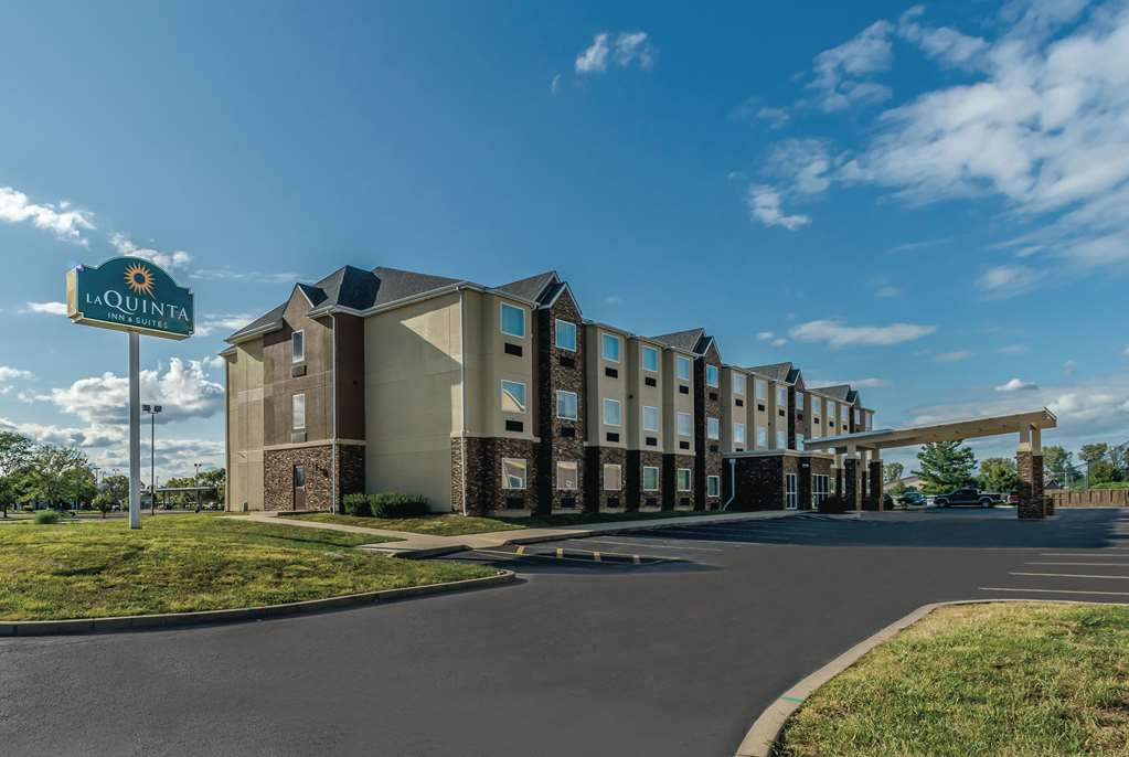 La Quinta Inn & Suites by Wyndham Collinsville St. Louis - photo 2