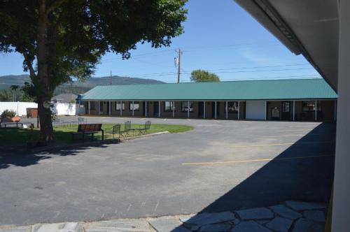 Newport Antler Motel - photo 2