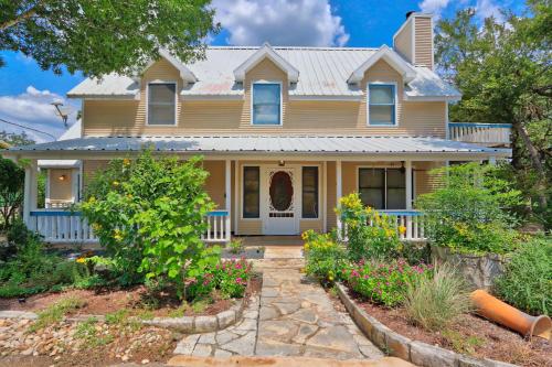 Creekside Retreat - last minute hotel in Wimberley
